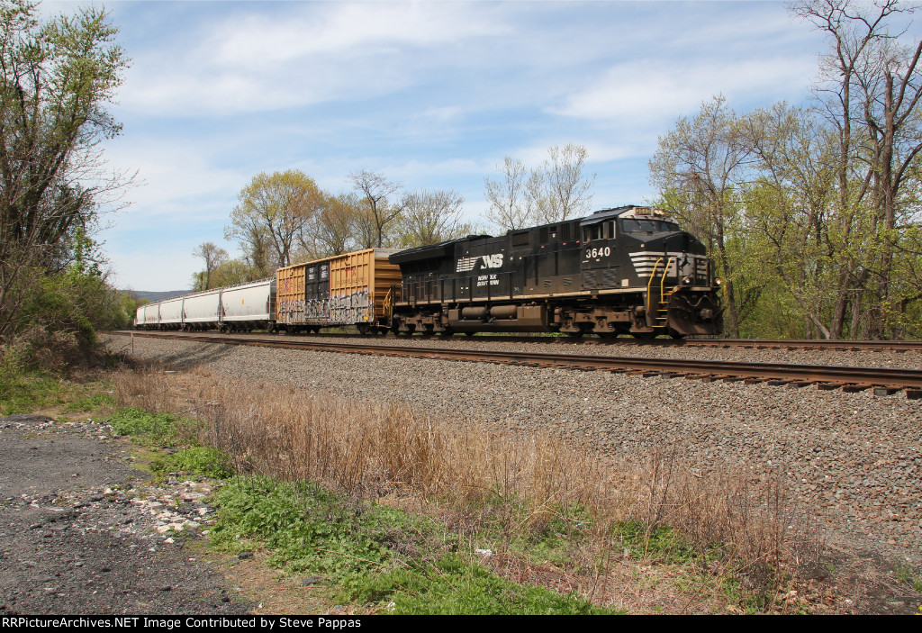 NS 3640 takes train 18N East at Milepost 116, Cove PA